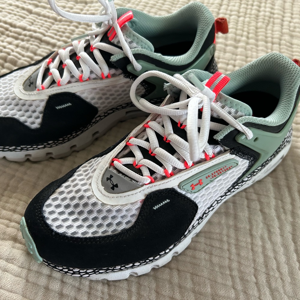 SOLD - Women’s Under Armour HOVR